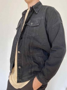 Черная джинсовка оверсайз с воротником фото